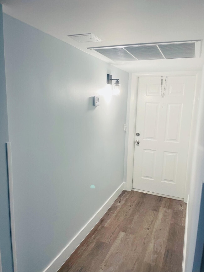 Building Photo - 1500 Crescent Cir