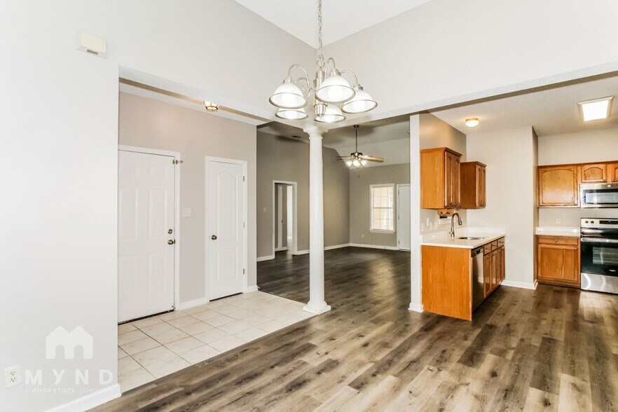 Building Photo - 8647 Rogers Park Ave