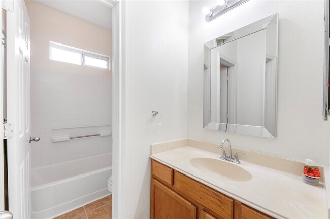 Building Photo - 7138 Sun Village Dr