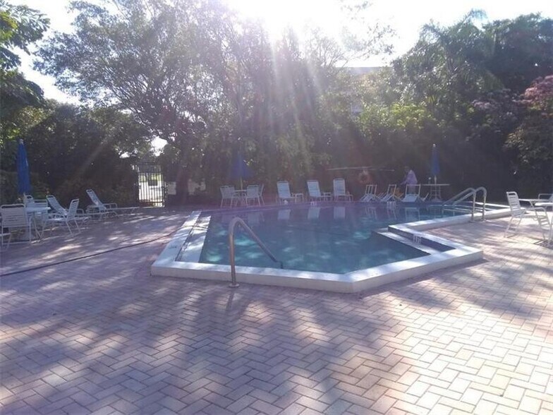 Building Photo - 2801 N Palm Aire Dr