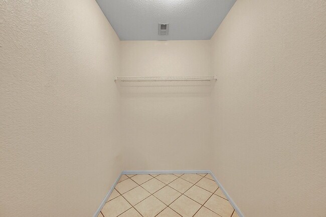 Building Photo - $2,550 - 3 Bed, 2 Bath End Unit Townhome w...