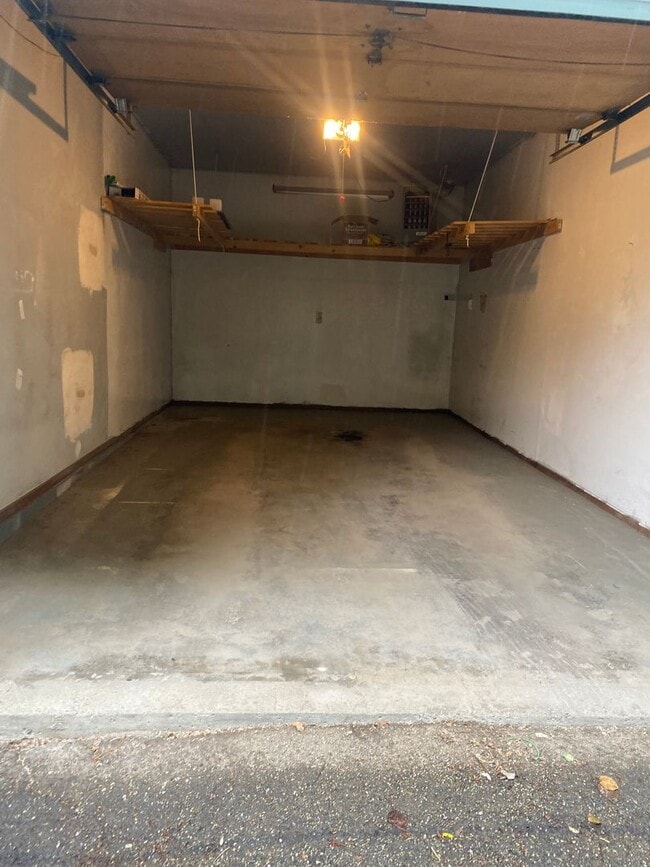 Building Photo - Stunning 2 Bed / 1.5 Bath East Anchorage T...