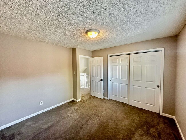 Building Photo - AVAILABLE OCTOBER! Wonderful 3 bed/2 bath ...