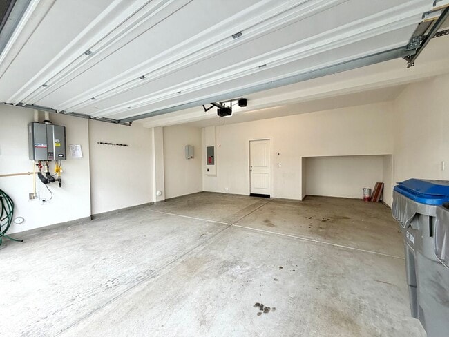 Building Photo - 2 bedroom 2.5 Bathroom Home with a LOFT located in the heart of Menifee!