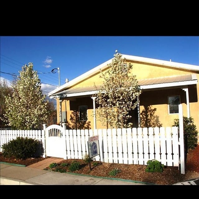 Building Photo - ABSOLUTELY DARLING 2 Bedroom  1 Bath DOWNT...