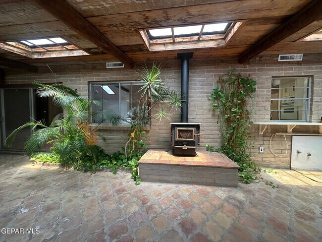 Building Photo - 1067 Villa Linda Way
