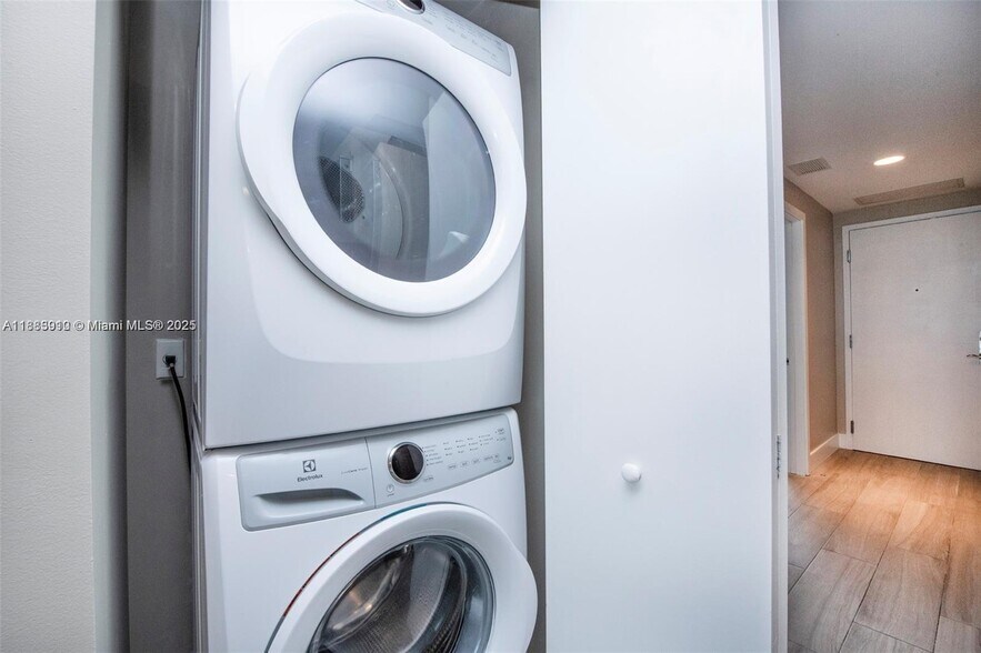 Building Photo - 16385 Biscayne Blvd