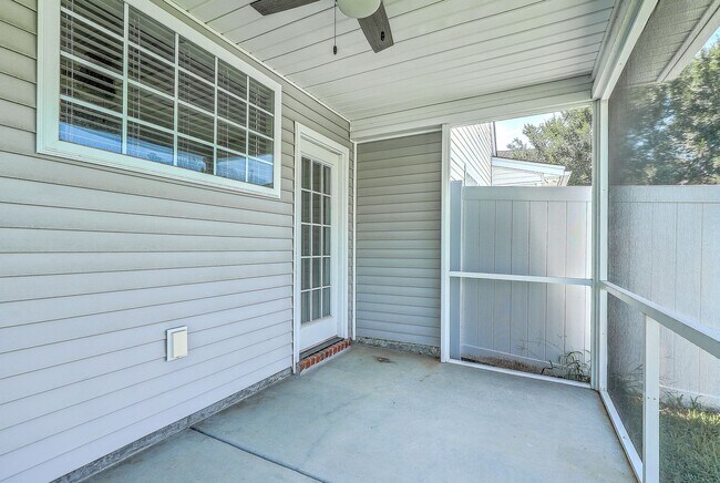 Building Photo - Charming 3-Bedroom Townhome in Summer Wood...