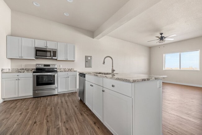 Building Photo - 753-753 E Laporte Dr