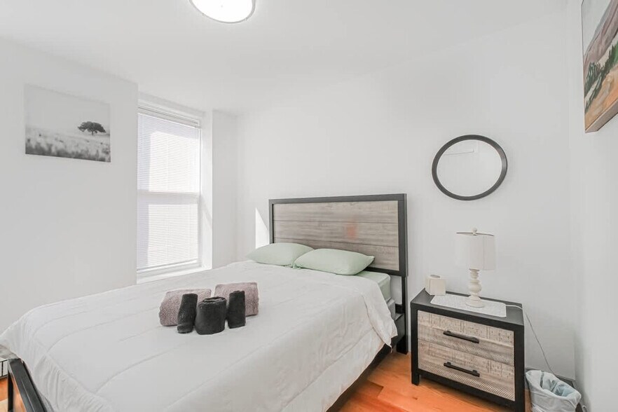 Building Photo - 479 Putnam Ave