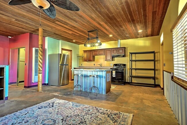 Building Photo - 1510b Edith Blvd NE