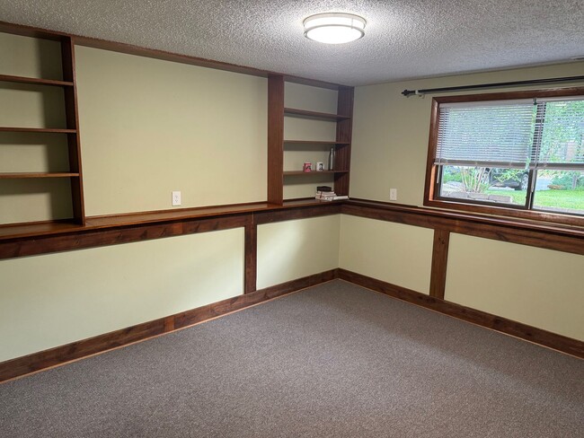 Building Photo - Gorgeous SFH with SS appliances, fenced ba...