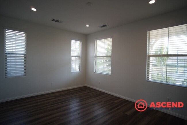 Building Photo - Beautiful 4-Bedroom Located In Highgate Co...