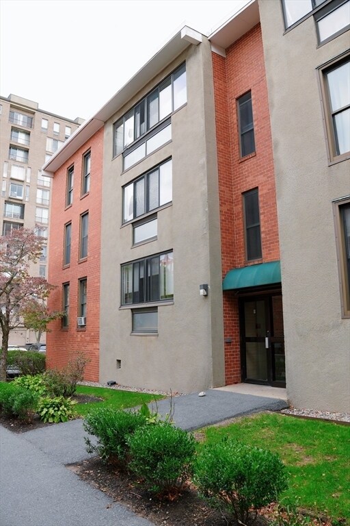 Building Photo - 8 Juniper St