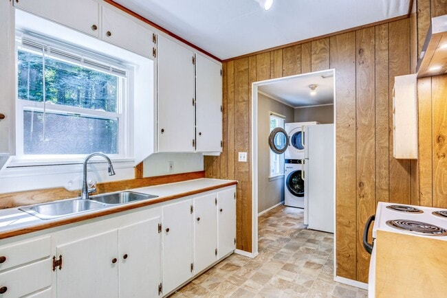 Building Photo - Charming 1-Bedroom Cottage Near Hood Canal...