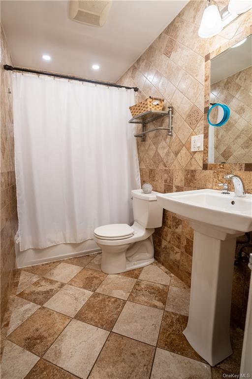 Building Photo - 204 Old Country Rd