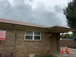 Building Photo - 907 S Mesquite St