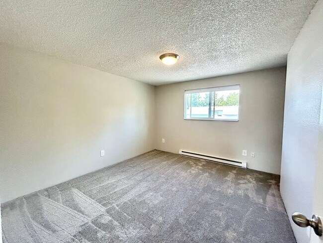 Building Photo - Charming 2 Bed, 1 Bath Canby Townhouse-Style Duplex!