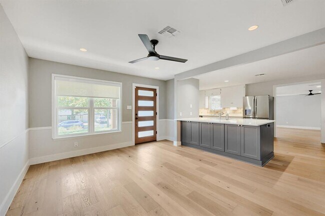Building Photo - 5503 Wellington Dr
