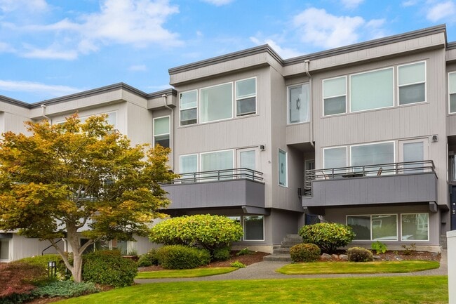 Primary Photo - 3 bedroom townhome in perfect location in ...