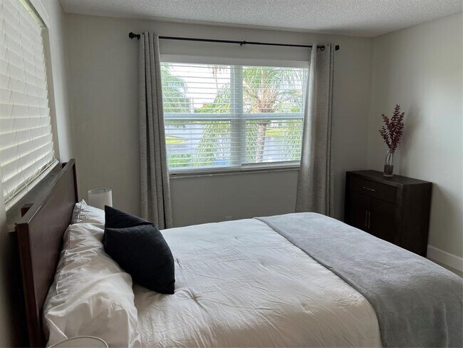 Building Photo - 2220 N Cypress Bend Dr