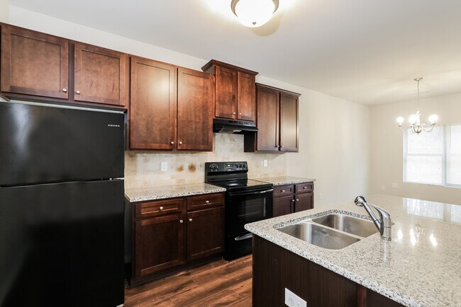 Building Photo - Inviting 3-Bedroom, 2.5-Bath Townhome
