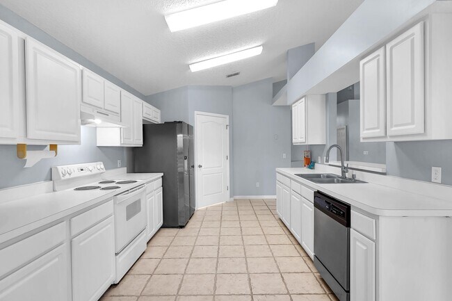 Building Photo - 2340 Commodores Club Blvd