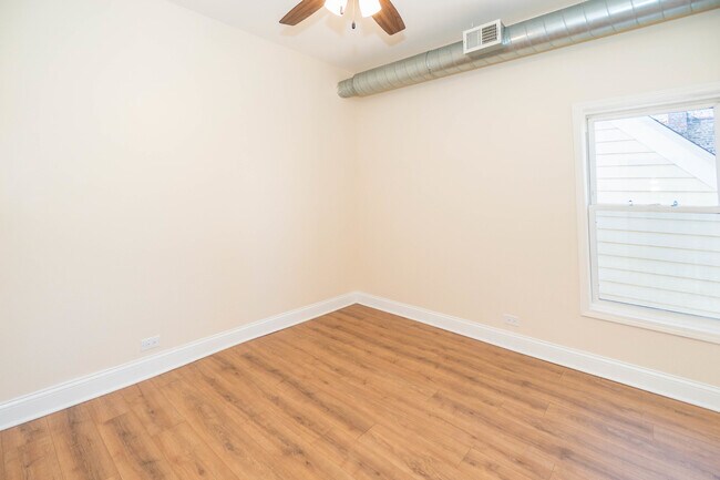 Building Photo - 1032 W Dakin St