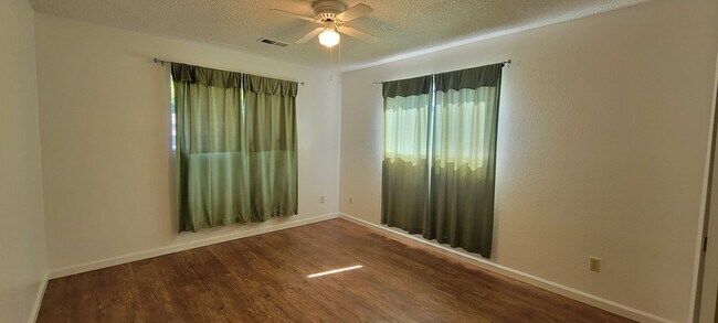 Building Photo - 2 Bedroom Condo Near Sacramento River Trail