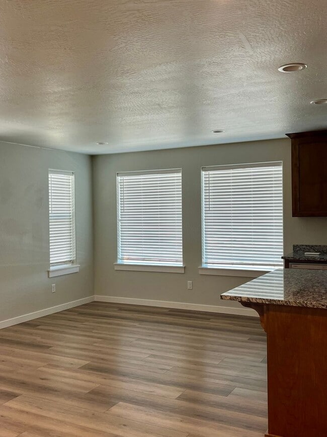 Building Photo - Newer Central Point 3 Bedroom / 2.5 Bath with views of the Table Rock