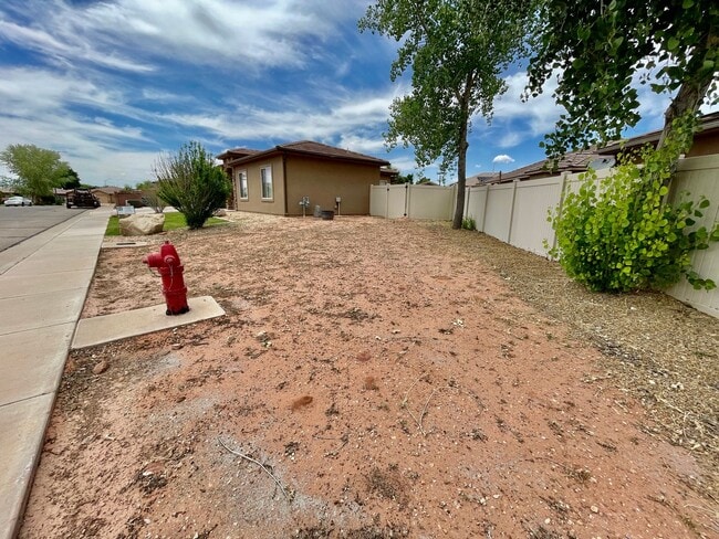 Building Photo - Pet-Friendly Three Bedroom Home in Riversi...