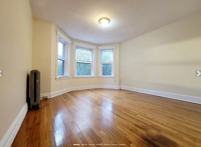 Building Photo - 368 Riverway
