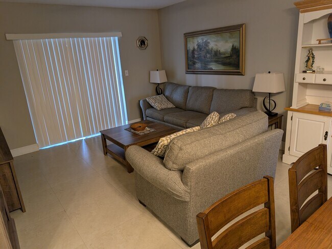 Building Photo - 2669 Garden Dr S