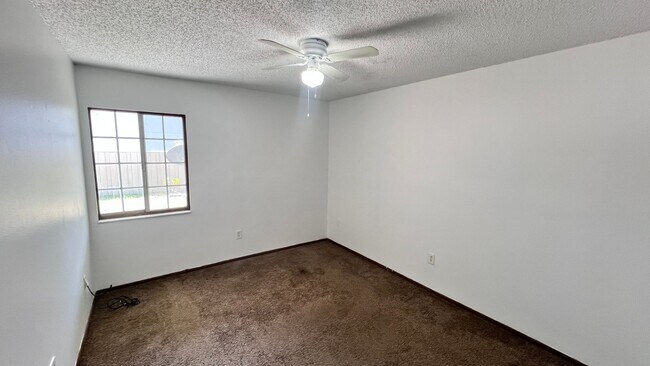 Building Photo - 2 Bedroom/1 Bath Townhome in Orlando!