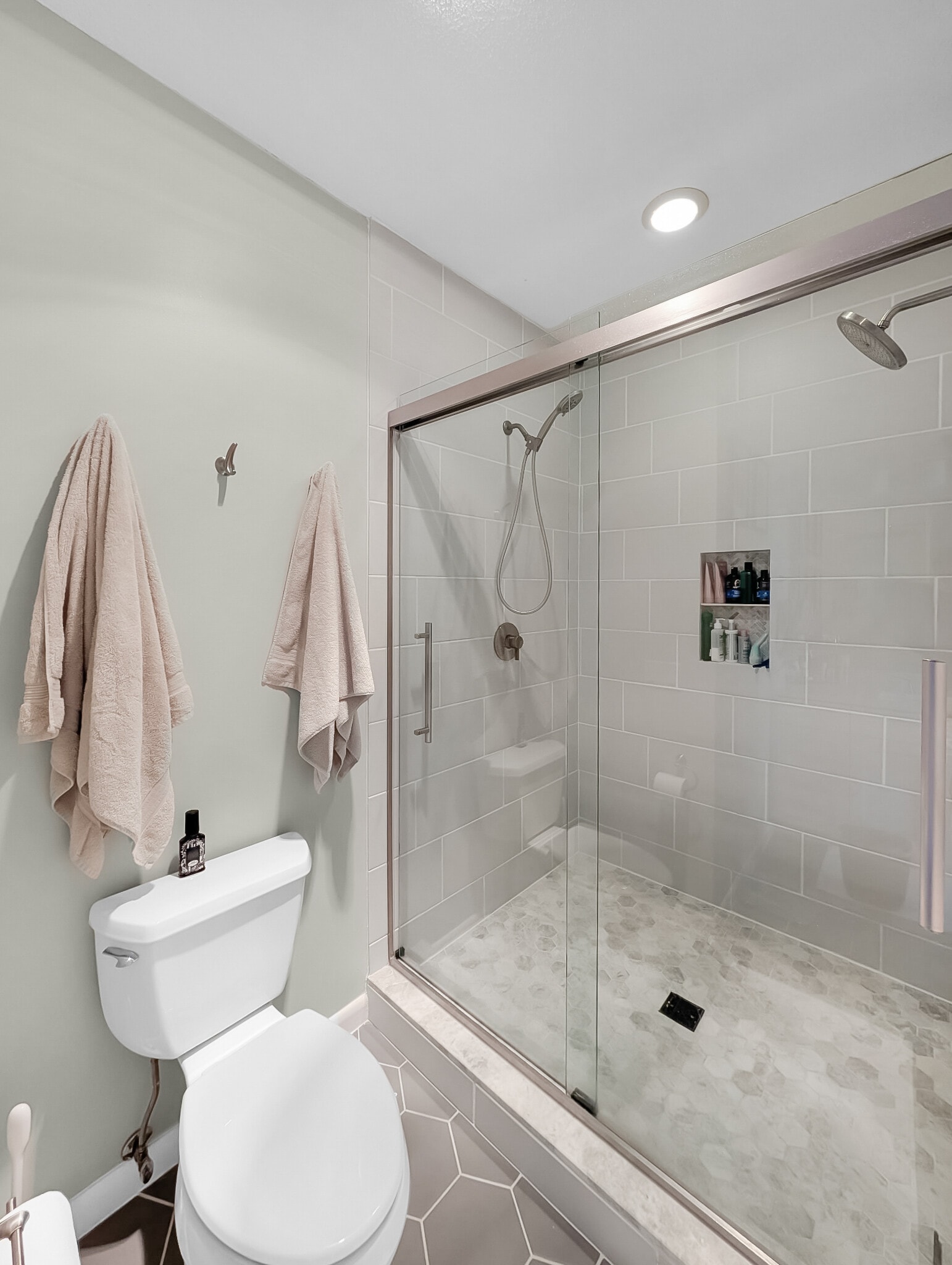 Primary shower - 2 shower heads - 29 4th Ave N