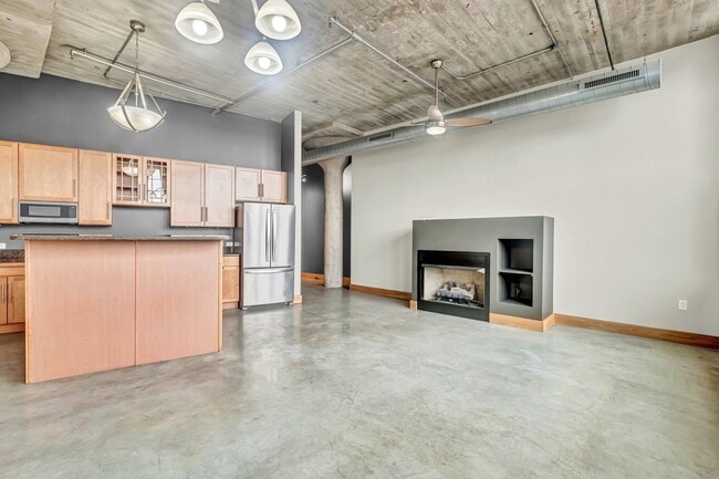 Building Photo - Beautiful 2-bedroom loft with garage parking, and community room with swimming pool!