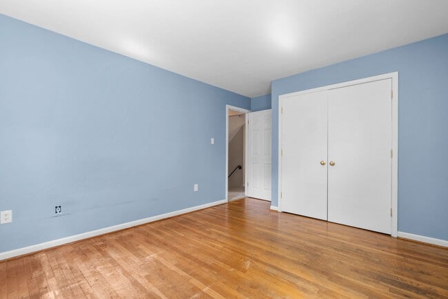 Building Photo - 5 Bed 3 Bath - Rockville Colonial - Update...