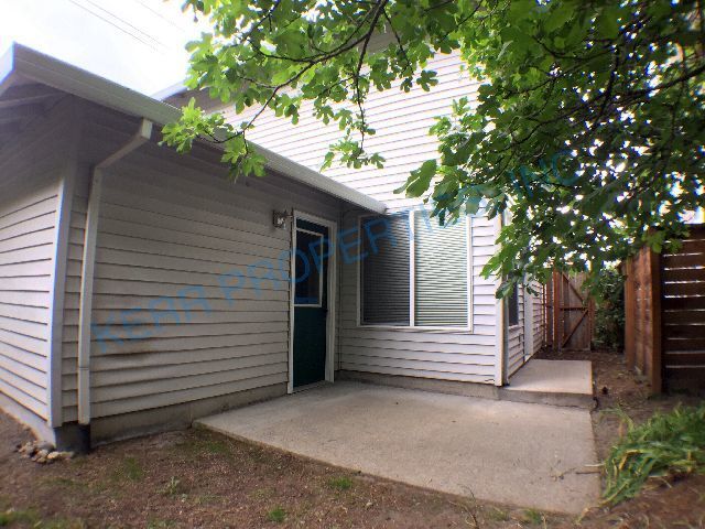 Building Photo - Charming 2-Bed Oasis with 1.5 Baths – Spacious 1250 Sq Ft Haven on SE Reedway!
