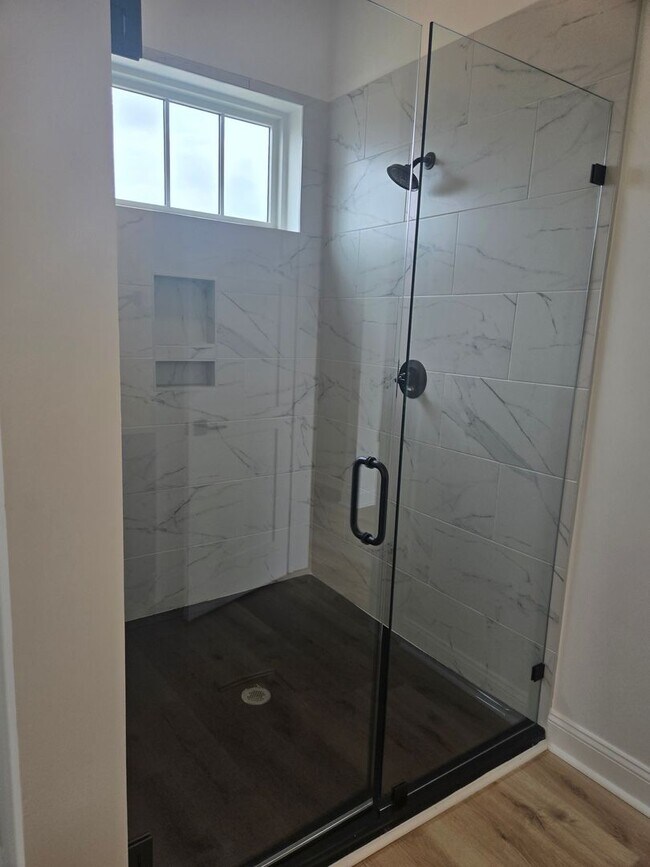 Building Photo - Brand new and waiting for you. 5 bedroom, ...