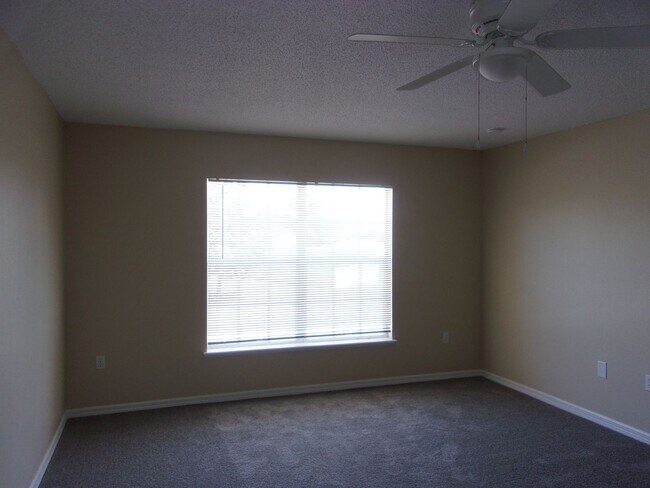Building Photo - Beautiful 4 Bedroom