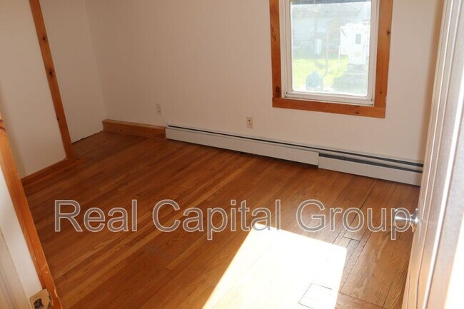 Building Photo - 5 Ferris St