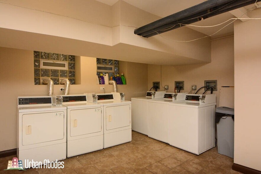 Building Photo - 4415 N Wolcott Ave