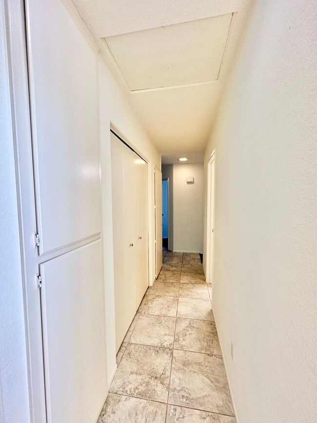 Building Photo - Beautiful Upstairs Condo Unit in the Priva...