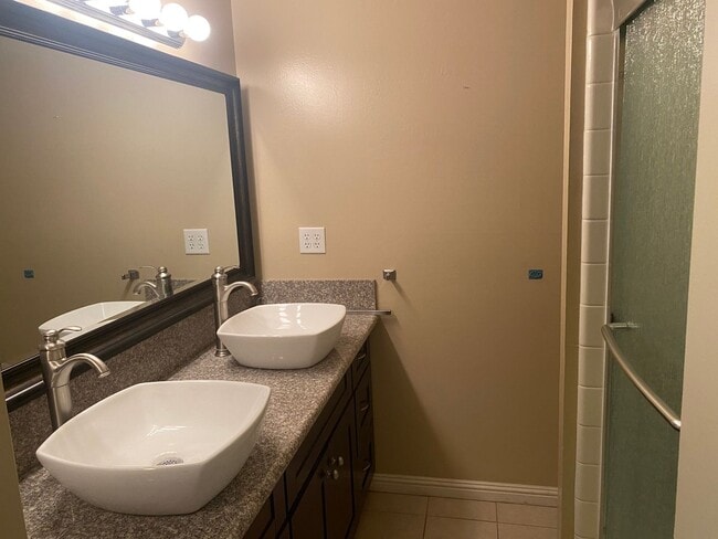 Building Photo - Townhome featuring a vintage floor plan