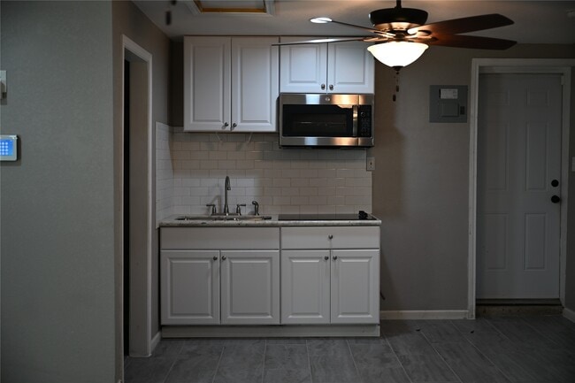 Building Photo - 212 Summit Dr