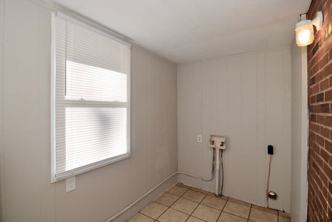 Building Photo - All-Electric 2 Bedroom Duplex - Section 8 OK