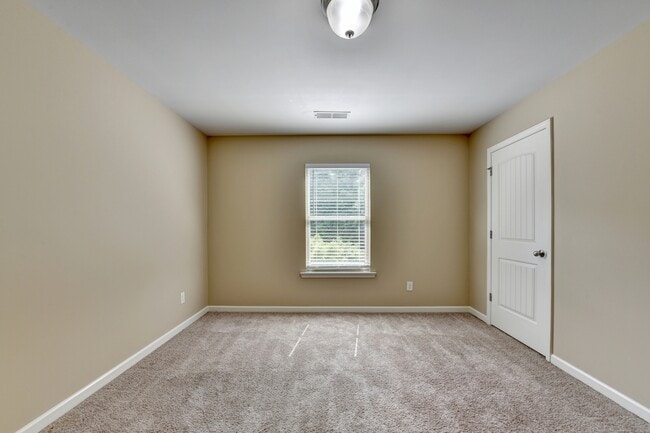 Building Photo - 707 Sand Ln SE