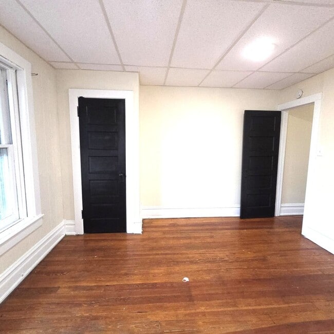 Building Photo - 3 bedroom with modern Kitchen