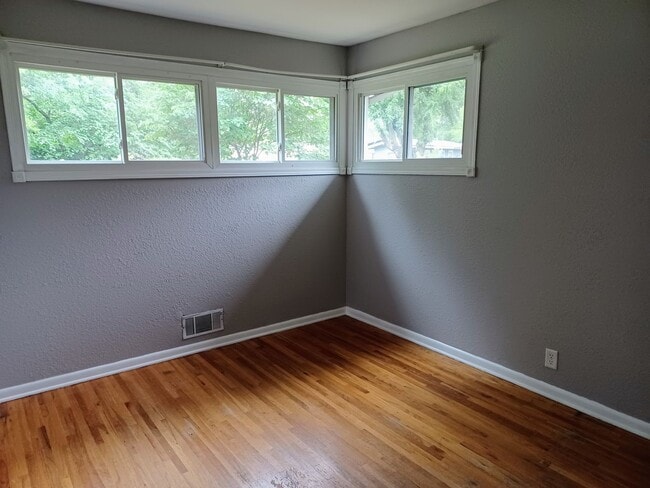 Building Photo - Spacious 4 bedroom, 1 1/2 bath home in Par...