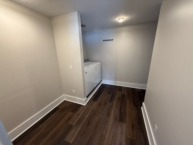 Building Photo - 3 bedroom, 1 bath Centrally located in town